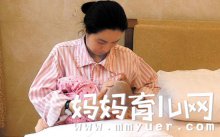 妈妈母乳喂养时的正确姿势和步骤 新手妈妈人人必备